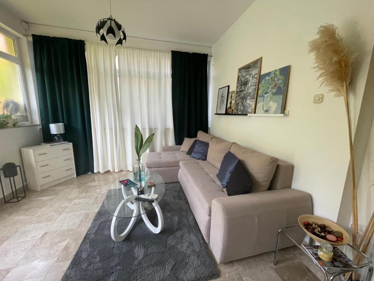 Tamara With Garden And River View - Free Private Parking - Garage Apartment *