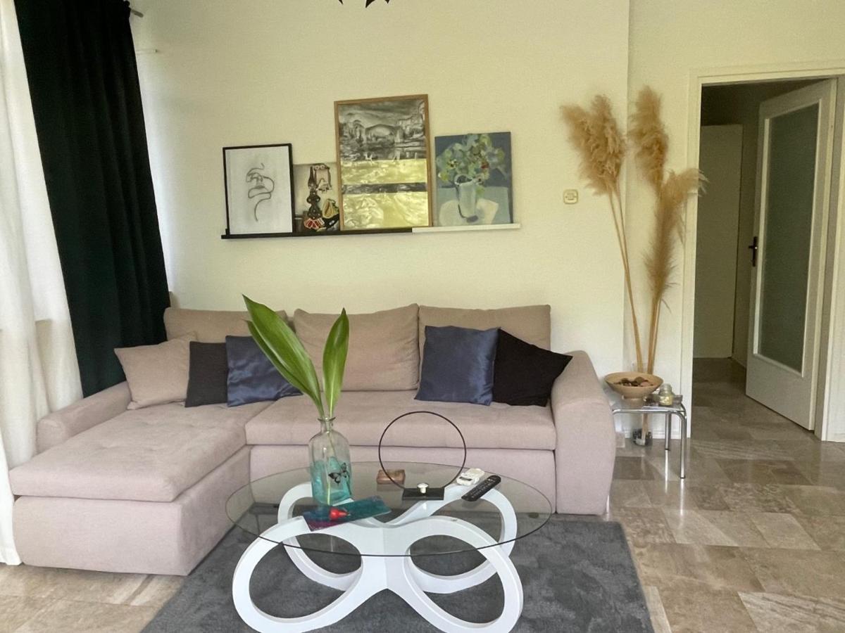 Tamara With Garden And River View - Free Private Parking - Garage Apartment *