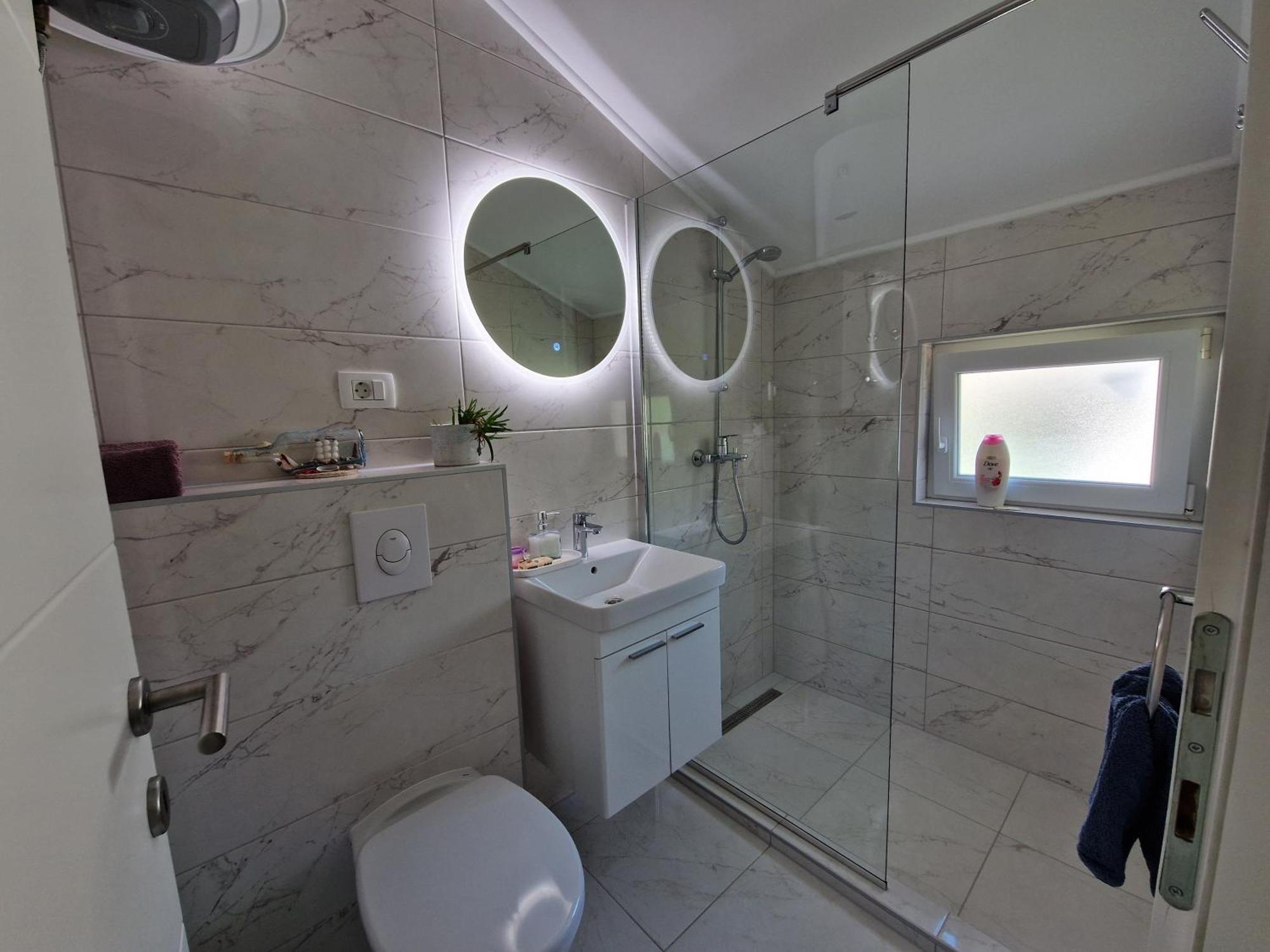 Tamara With Garden And River View - Free Private Parking - Garage