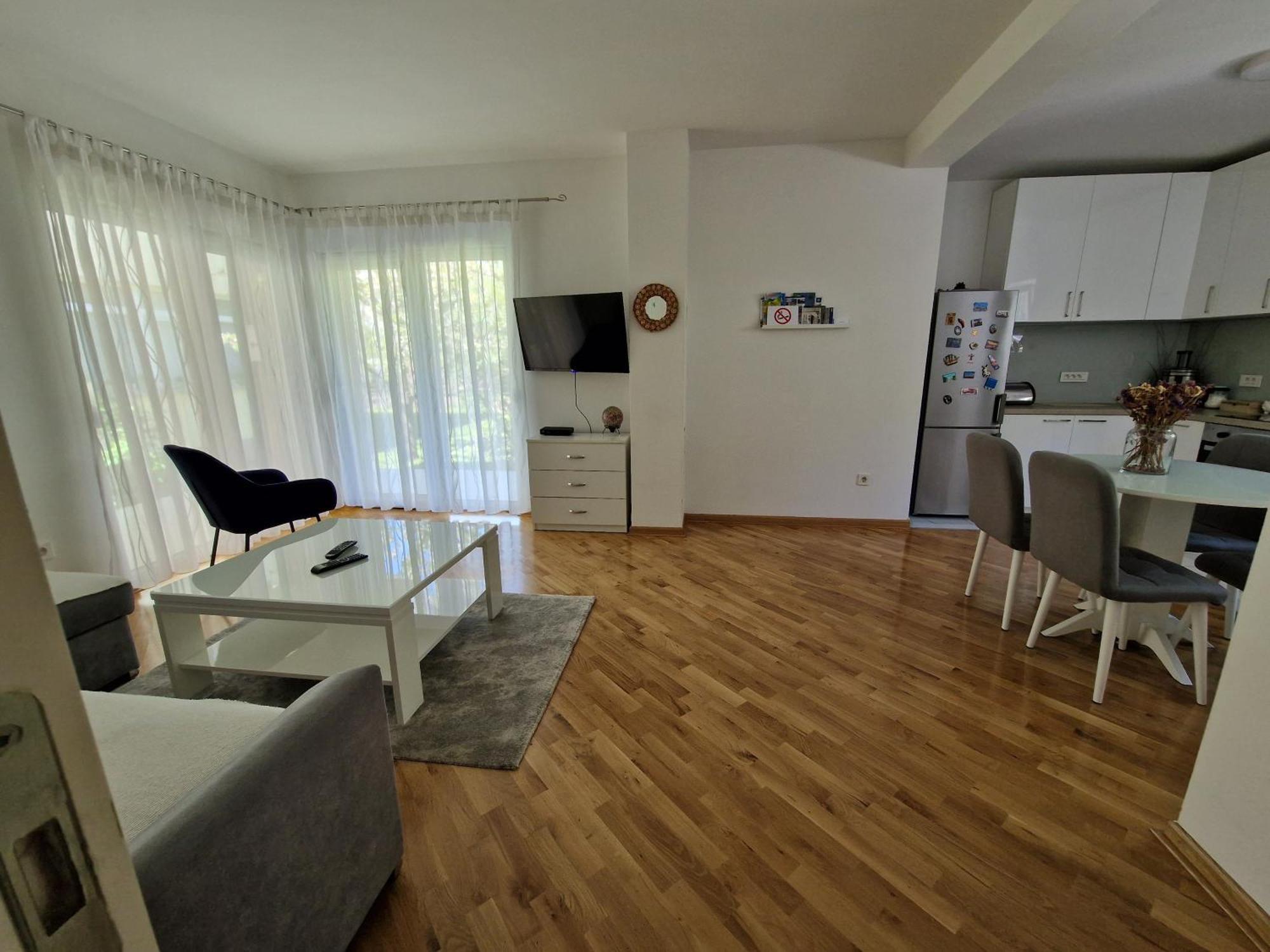 Apartment Tamara With Garden And River View - Free Private Parking - Garage *