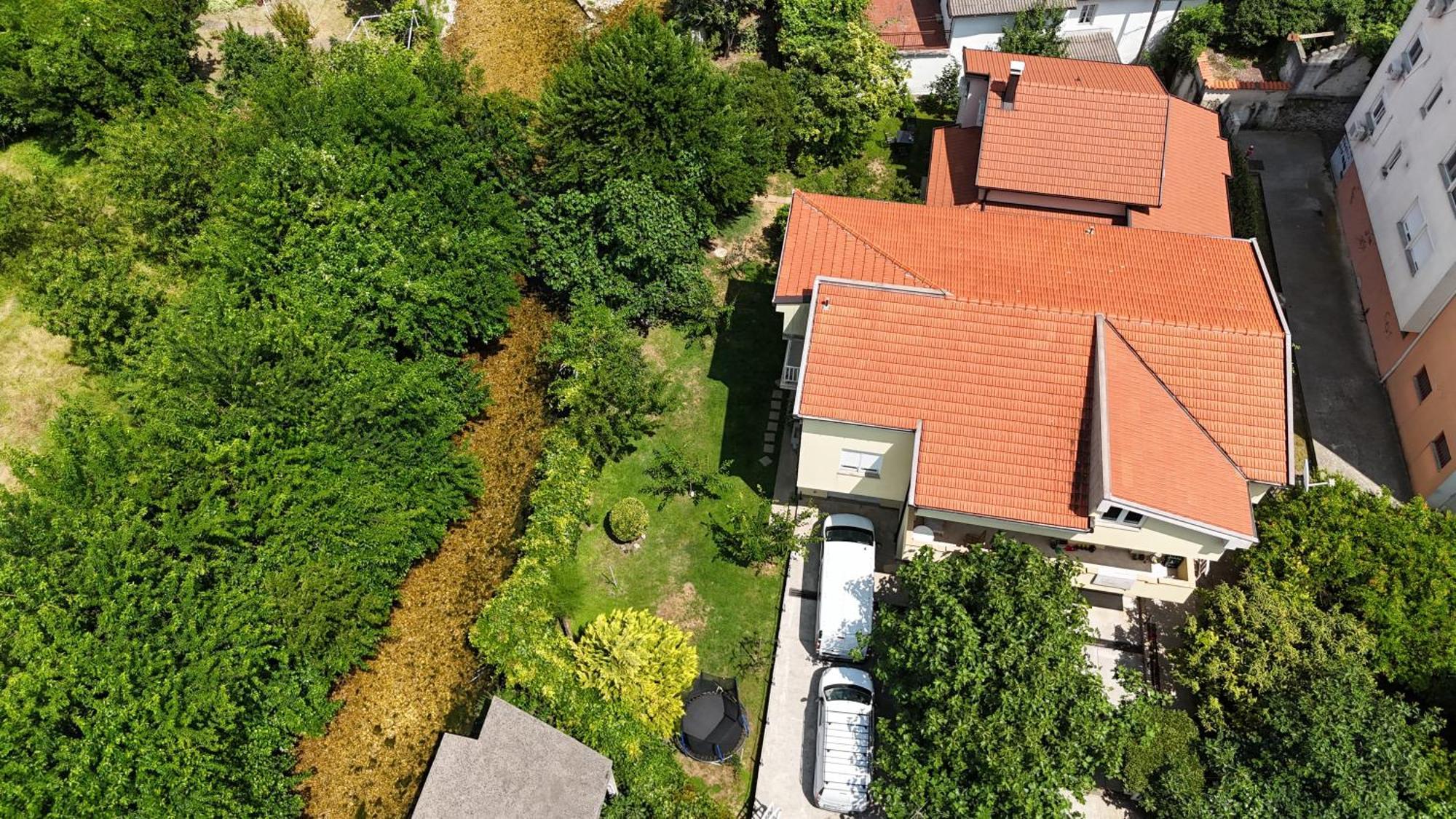 Tamara With Garden And River View - Free Private Parking - Garage Apartment *